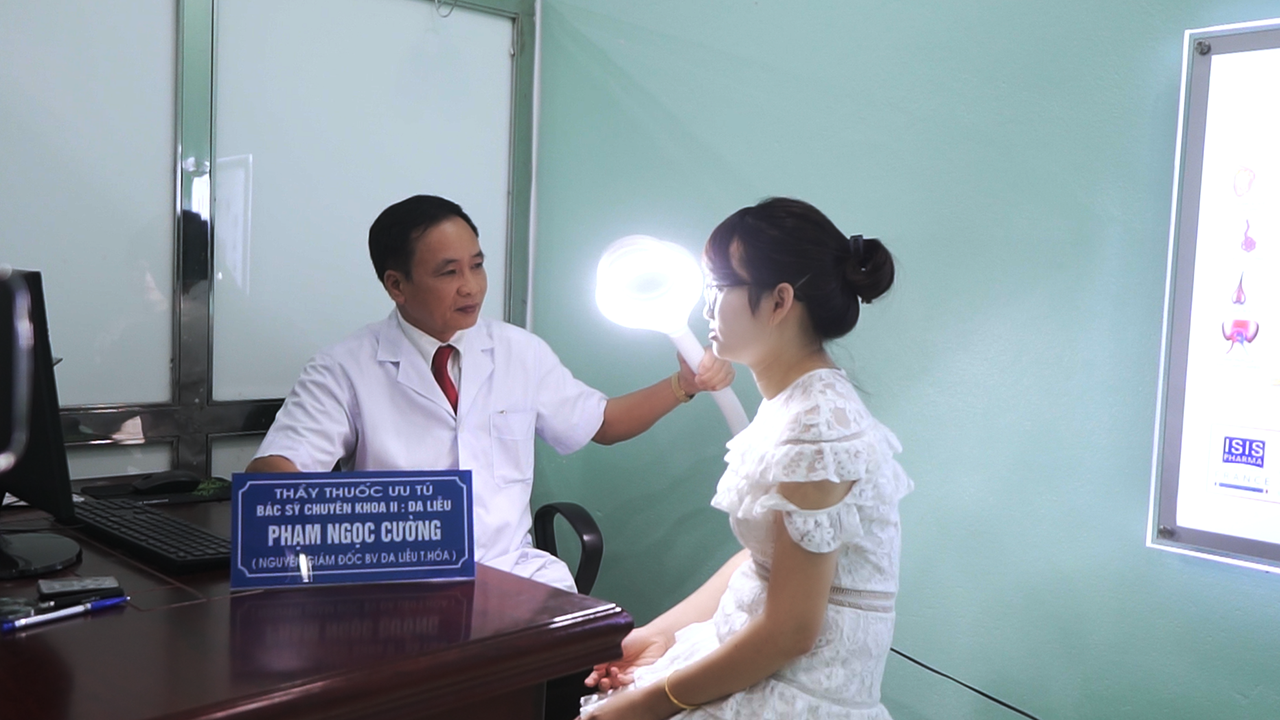 Bác sĩ Cường đang khám cho bệnh nhân da liễu